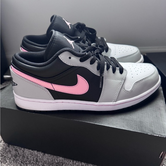 Jordan 1 Low Black Pink Grey - Picture 3 of 6